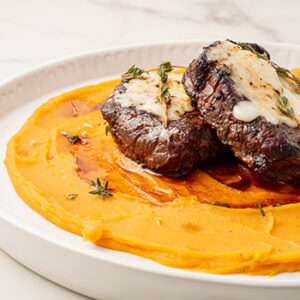 Carne al forno con puré di patate dolci